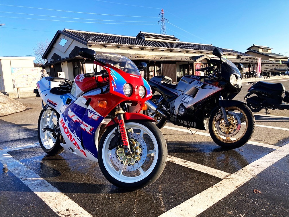 今日は新潟の2月とは思えない暖かな天気に。 丸目2灯の2台で