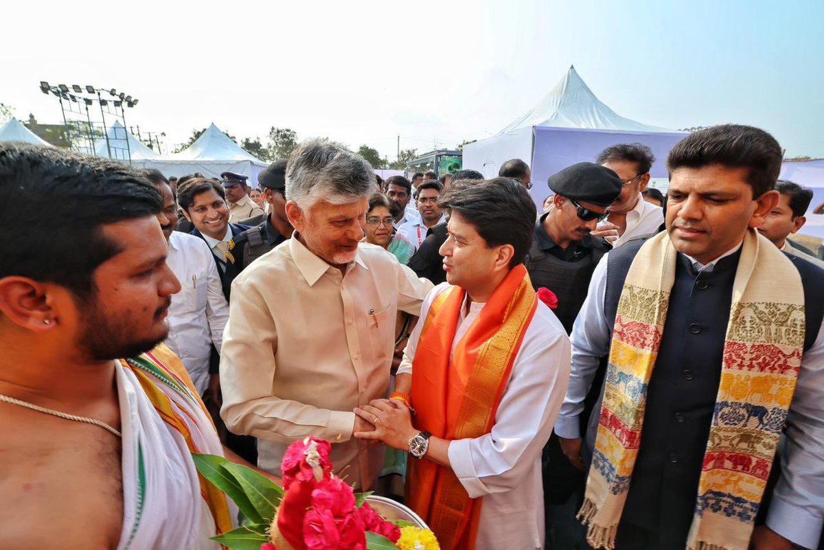 A pleasure to meet Shri N. Chandrababu Naidu Garu, Hon’ble Chief Minister of Andhra Pradesh in Guntur today. 

<a href="/ncbn/">N Chandrababu Naidu</a>