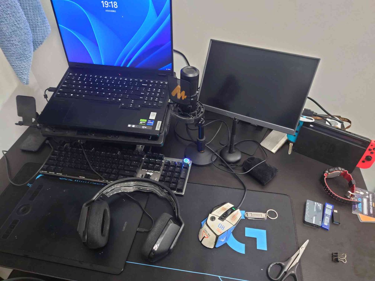 嘿嘿，我的工作區搬完啦~~可以迴歸高速畫畫模式啦~~