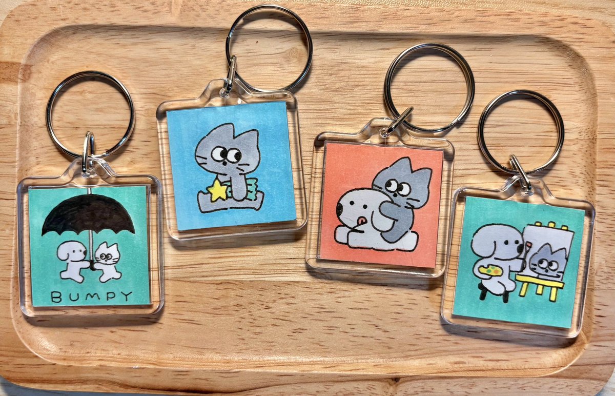 いよいよ明日2/23はマイドーム大阪で開催されるそうさくマーケットです!!

こちらは1点づつ手書きした原図キーホルダー🫰

Bumpyブースは「い-16a」です！明日はたくさんの方に出会えますように🐶🐱✨

おやすみ〜