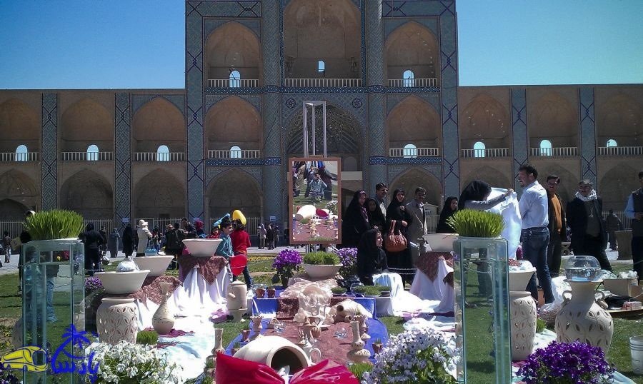در یزد، حسینیه‌ی امیرچقماق،  در روزهای آینده میزبان دو آیین است: مراسم نماز "عید فطر " در کنار مناره‌های تاریخی و سفره‌های هفت‌سینی "عید نوروز" که در حوالی چهارراه شهدا چیده شده‌اند . تاریخ و معنویت و طبیعت در تقارن امسال به هم گره خورده‌اند. 
#ماه_کریمان
 #جشن_رمضان