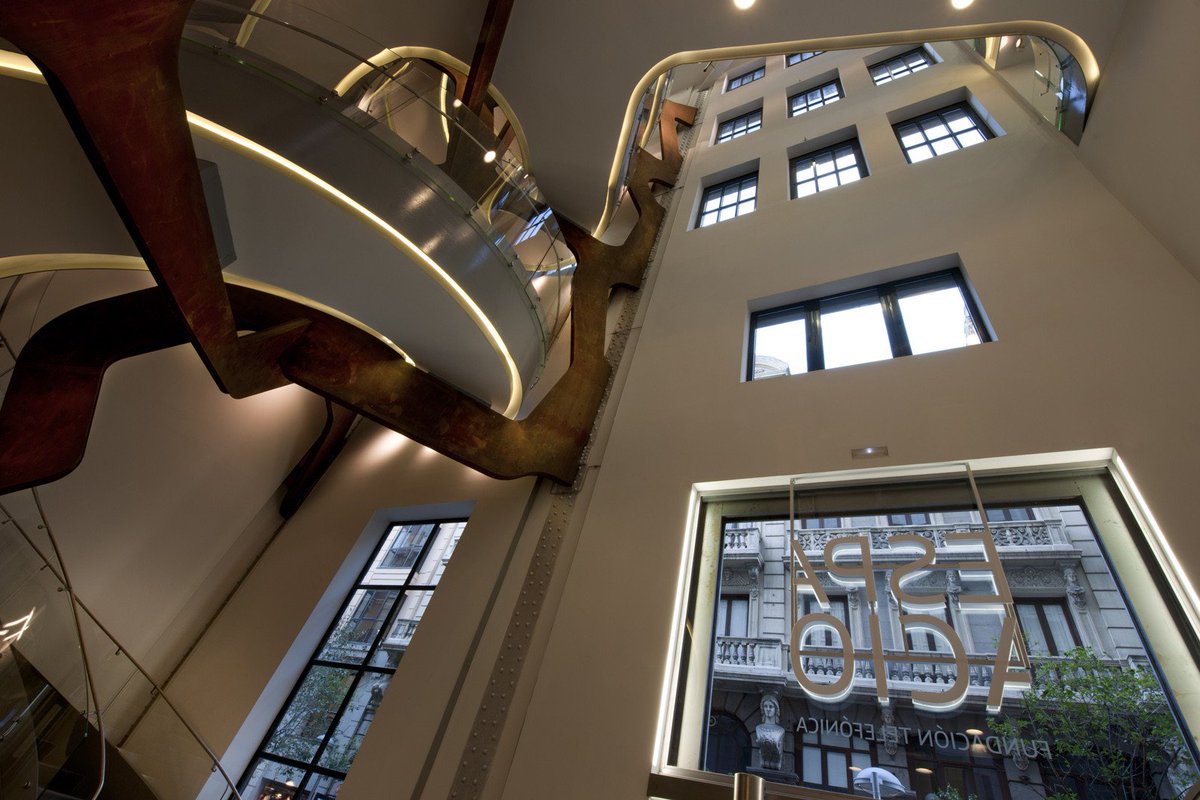 Siempre que voy al <a href="/EspacioFTef/">Espacio Fundación Telefónica</a> aprovecho para visitar la Sala de Mapas de <a href="/Telefonica/">Telefónica</a> en #GranVía 28, con su mural cartográfico de 1929 🗺️ Impresiona cómo combina la magnitud de la historia de la compañía con un espacio lleno de #innovacion ✨ 
#Madrid #MarcaEspaña