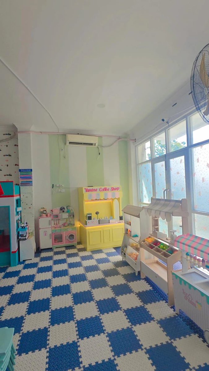 Bunaspace's tweet image. Sejak punya usaha playground nih,
Mainan gaada harga 50rebu 😭

Paling murah 150ribu itu pun dapet mainan buah2an doang