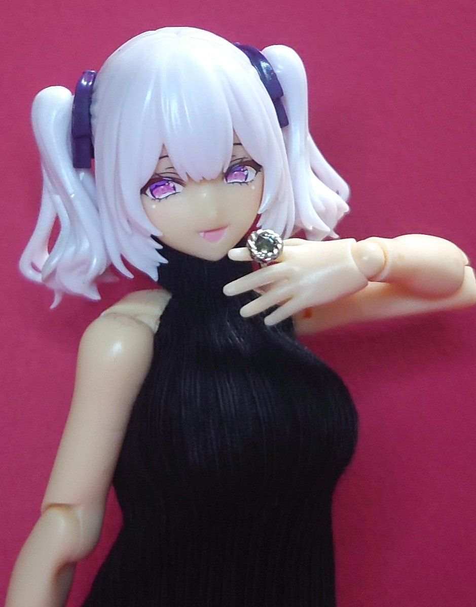 アゾンの網目ボタン(3mm)と100均ネイルシールで簡単指輪作成
ブルジョワチックなゴツい指輪になるけどね
宝石(ネイルシール)部分はφ1.5くらいだとぴったり嵌る感じ 