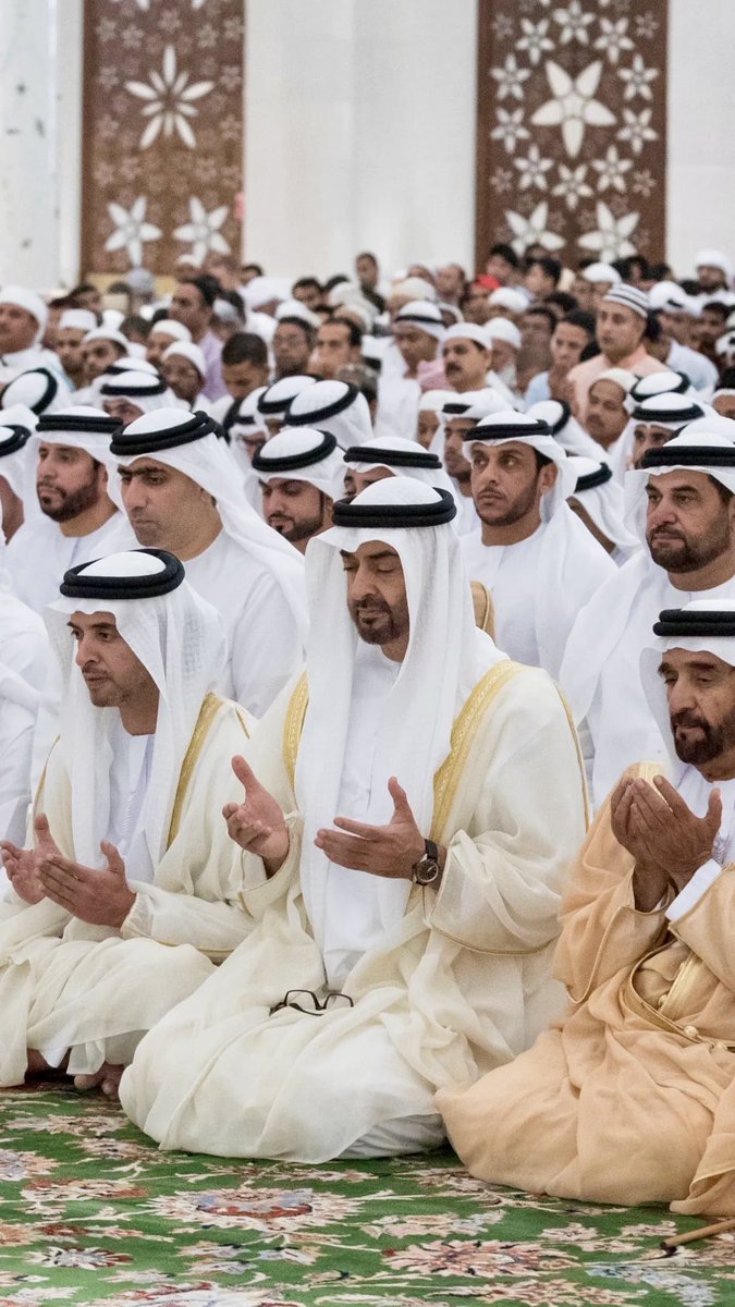 بين شعبه وبدون حرس 
الله يحفظه لنا 🤍🤍🤍