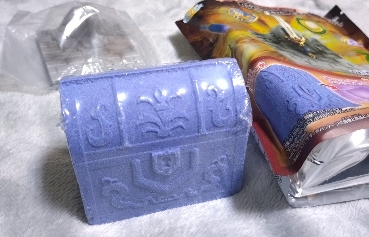 ドラクエびっくらたまご、宝箱の形してるのが凝ってて良いですね