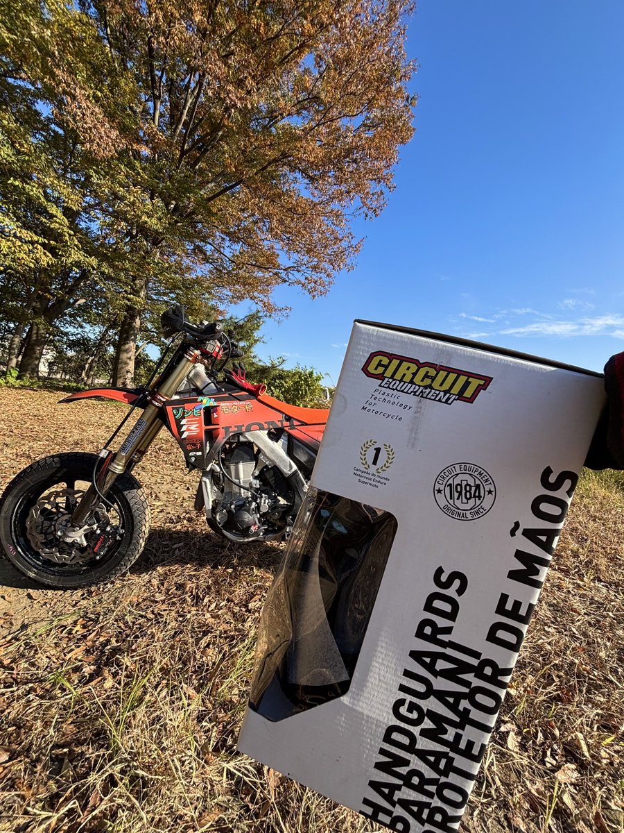 Weiss_P2's tweet image. 無数の転倒で遂に穴が空いたCIRCUITのハンドガード。軽くて耐久性があるのでリピート👏

#CIRCUIT
ec.uesaka.tokyo