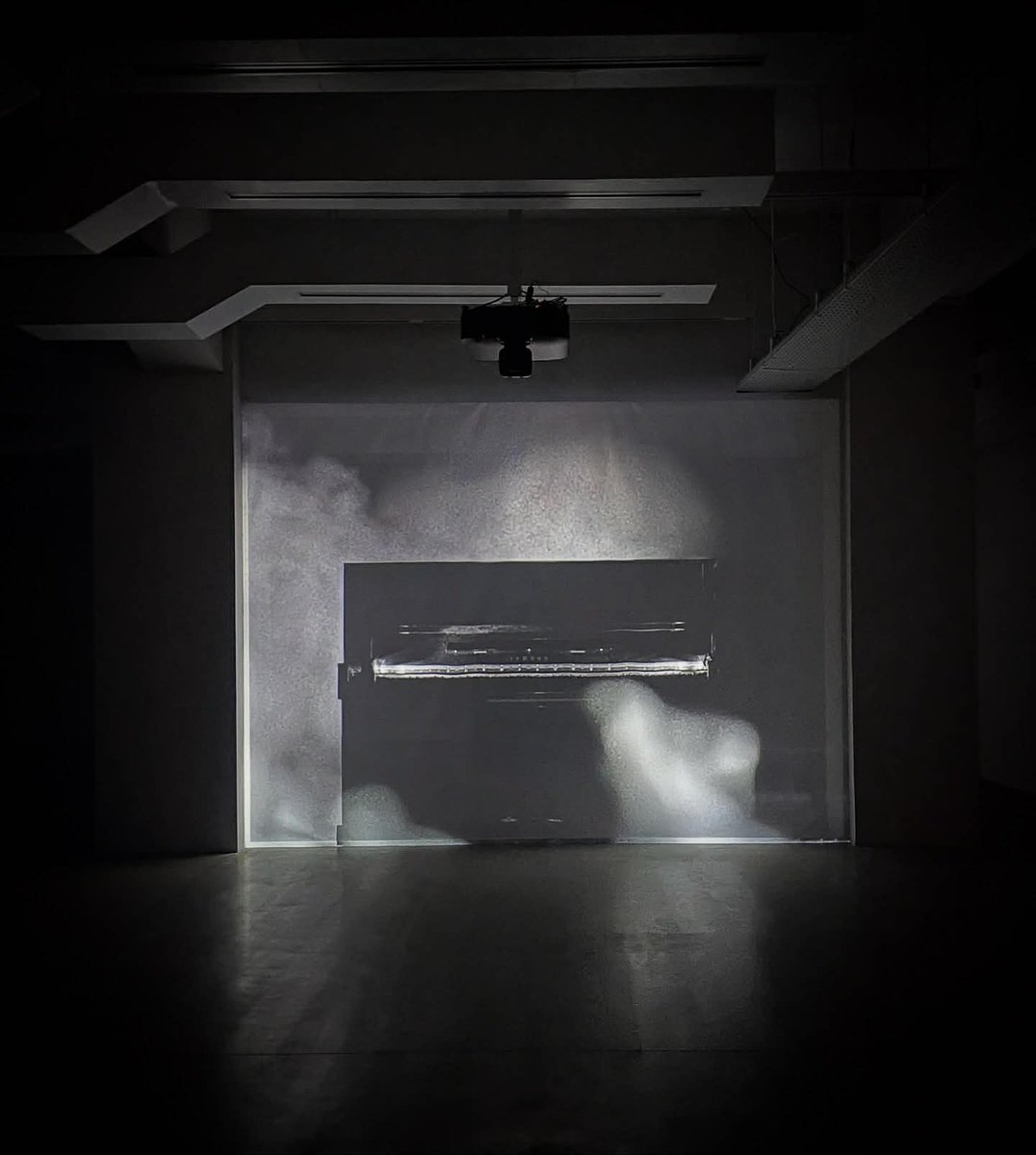 数日前ですが「向井山朋子 Act of Fire」について、椹木野衣さんが東京新聞に美術評を書いてくださいました。あえて「見えにくくする」ことによってつながる回路、作家の意図を完璧にくみとっていただき感謝。ご来館ありがとうございました。