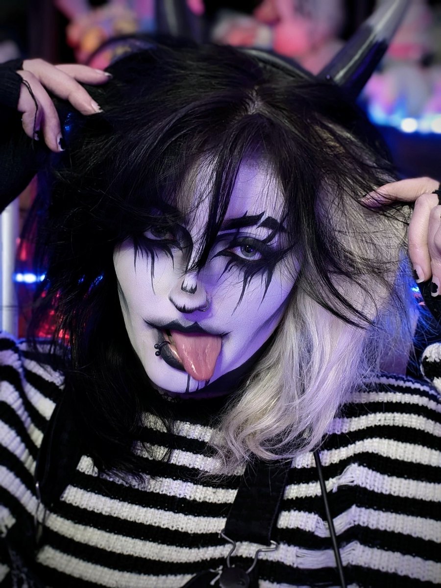 EasyGoingGoth tweet media