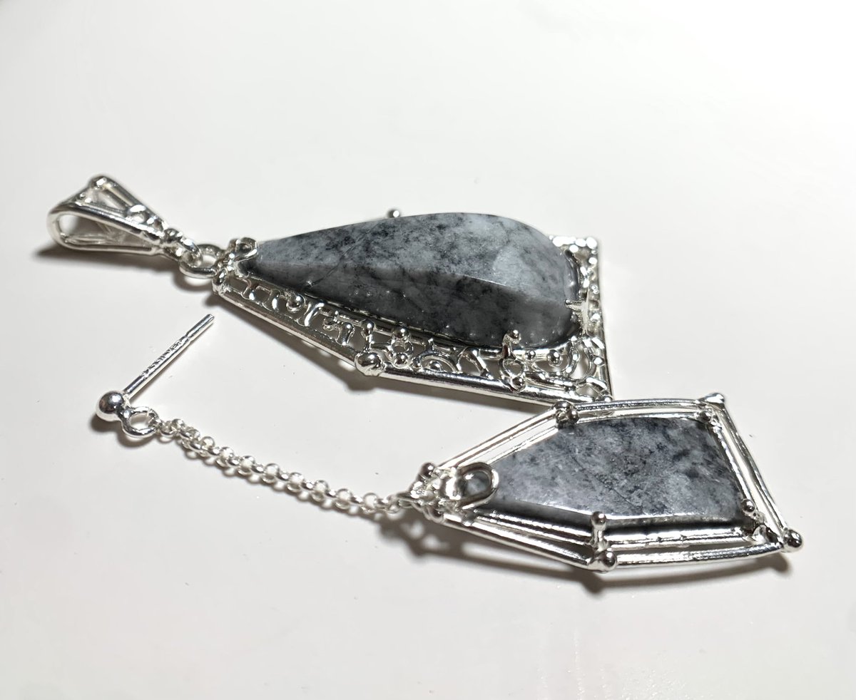 糸魚川でお客様自身が採取＆研磨をした黒翡翠のルース2点をお預かりし