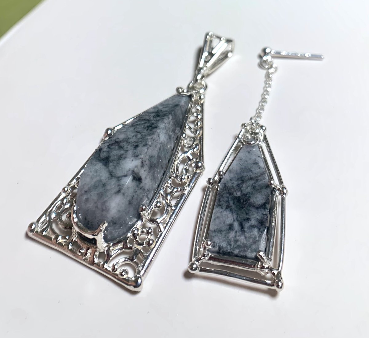 糸魚川でお客様自身が採取＆研磨をした黒翡翠のルース2点をお預かりし