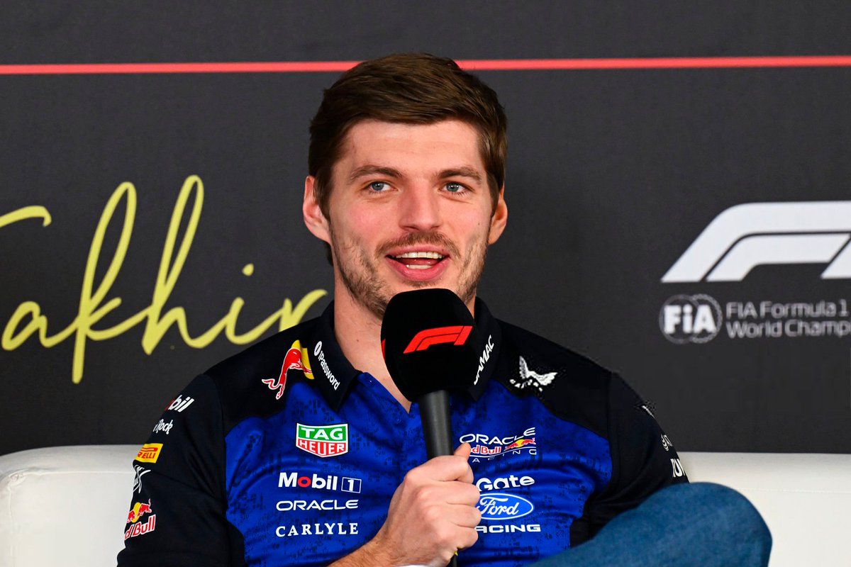 FormulaDirecta's tweet photo. 💥 Max Verstappen responde a Norris y Russell tras manifestar su preocupación por el procedimiento de salida:

🐐 "Si tienen miedo, que salgan desde boxes".

[@FormulaPassion]

#F1 https://t.co/6GivluBCPy