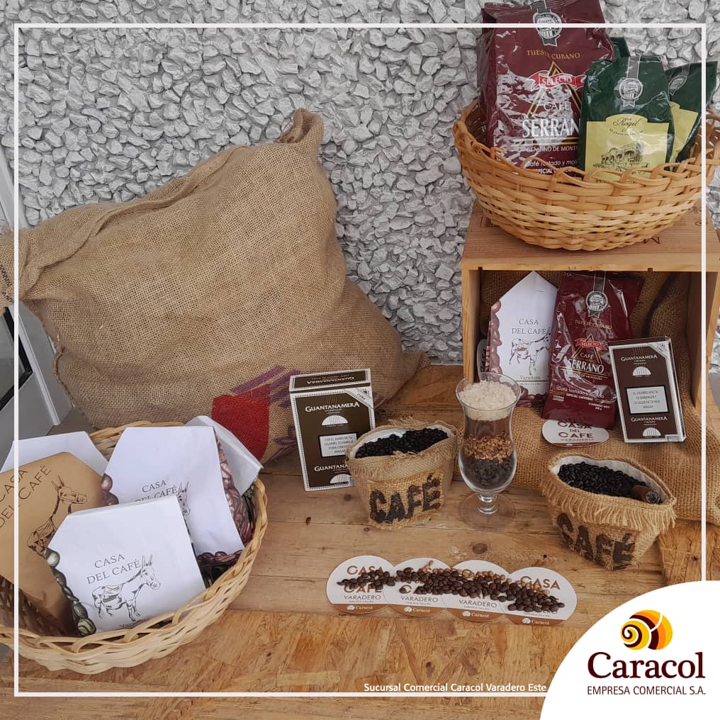 Siempre muy a lo cubano. 👌🇨🇺
📌Casa del Café. Boulevard de Varadero 
#tradicióncubana 
#caracoldistingue