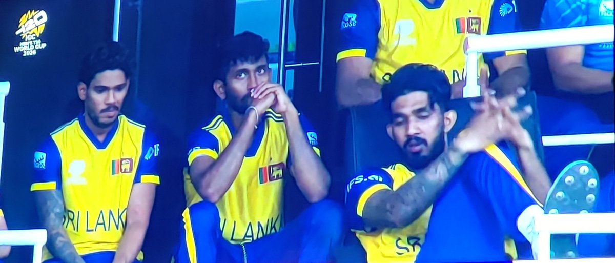 MrRaja55's tweet image. Disappointment written all over the faces in the stands and inside the Sri Lankan dugout.

#SLvsENG