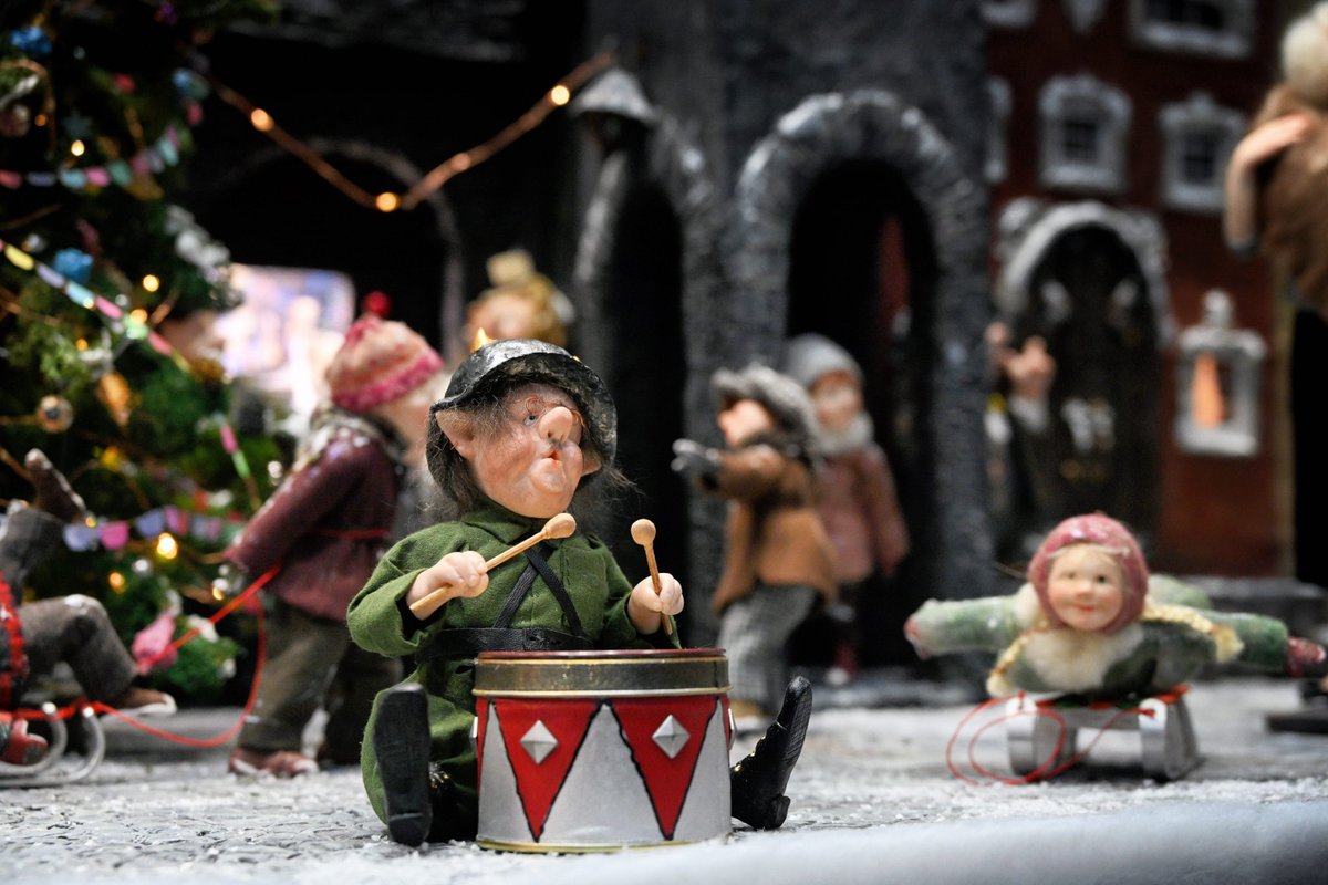 PEKHTography's tweet image. Every office has one. 🎄
Didn't decorate. Didn't bake. Didn't bring wine.
Showed up with a drum and a face that says I have been preparing for this moment since 1987. 🥁
#Christmas #ChristmasDecor #TinyDrummer #HolidayVibes