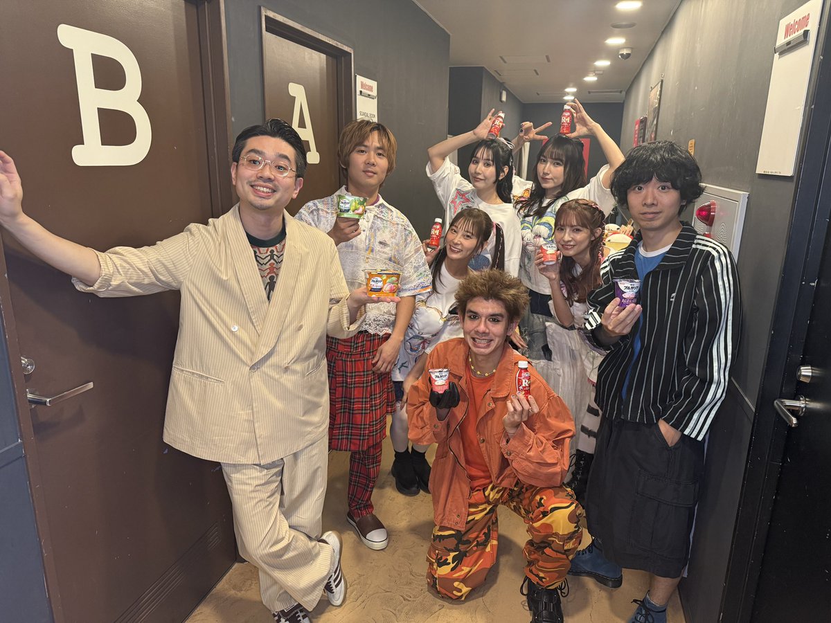 scandal_band's tweet photo. 【#明治ブルガリアヨーグルト】

SCANDAL TOUR 2026
“SCANDALの対バンツアー”

Zepp Sapporoにも明治ブルガリアヨーグルトなどの差し入れが届きました❤️‍🔥
OKAMOTO'Sさんと一緒においしく頂きました😋

#SCANDALの対バンツアー https://t.co/ilGdr5vgXb