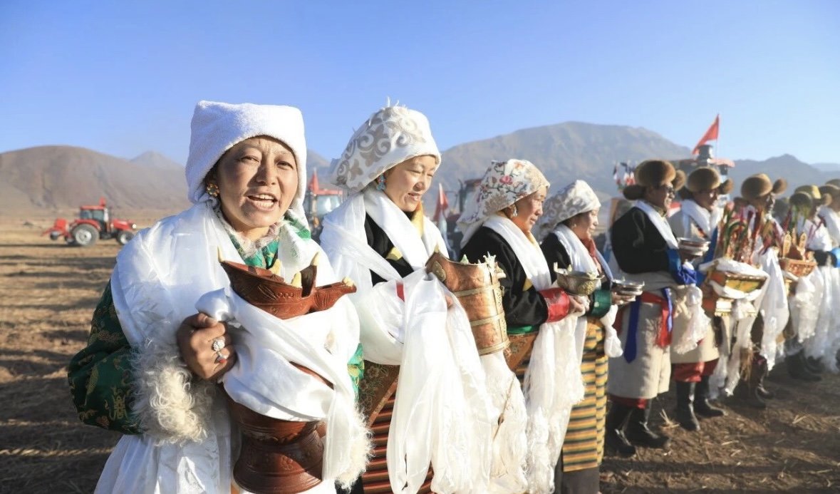 HimalayaTouch_'s tweet image. According to Tibetan astronomical calculations, the Spring Plowing Ceremony is Xizang’s key agricultural event. Farmers gather to pray for good weather and a harvest, marking the start of a prosperous year. What tradition marks spring in your hometown? Share below! #SpringPlowing