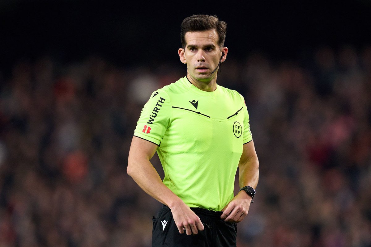 Fijaos como opera el relato. En un partido en el que Gil Manzano trató de beneficiar al Barcelona (vs Real Sociedad) le dieron la vuelta y vendieron que fue un atraco. Resultado, Gil Manzano a la nevera. “Opinadores” diciendo que si el VAR te corrige 2 veces eres sancionado. Ayer