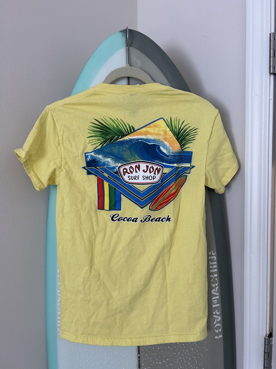 BHTAPy's tweet image. 断捨離してたらとっくに捨てたと思ってたVintage ロンジョン発見🏄‍♂️
絶妙な色褪せ系ライトイエローとバックプリントが日サロギャル男との相性抜群(過去形)
3,4枚目はこないだココアビーチで奥さんが買った同系色
#LOVEMACHINE
#RyanLovelace
#Ronjon