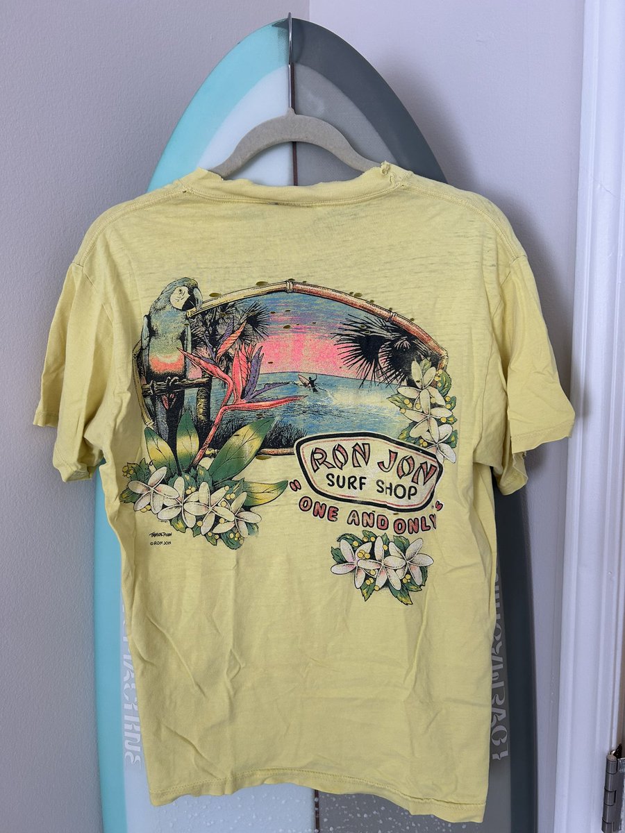 BHTAPy's tweet image. 断捨離してたらとっくに捨てたと思ってたVintage ロンジョン発見🏄‍♂️
絶妙な色褪せ系ライトイエローとバックプリントが日サロギャル男との相性抜群(過去形)
3,4枚目はこないだココアビーチで奥さんが買った同系色
#LOVEMACHINE
#RyanLovelace
#Ronjon