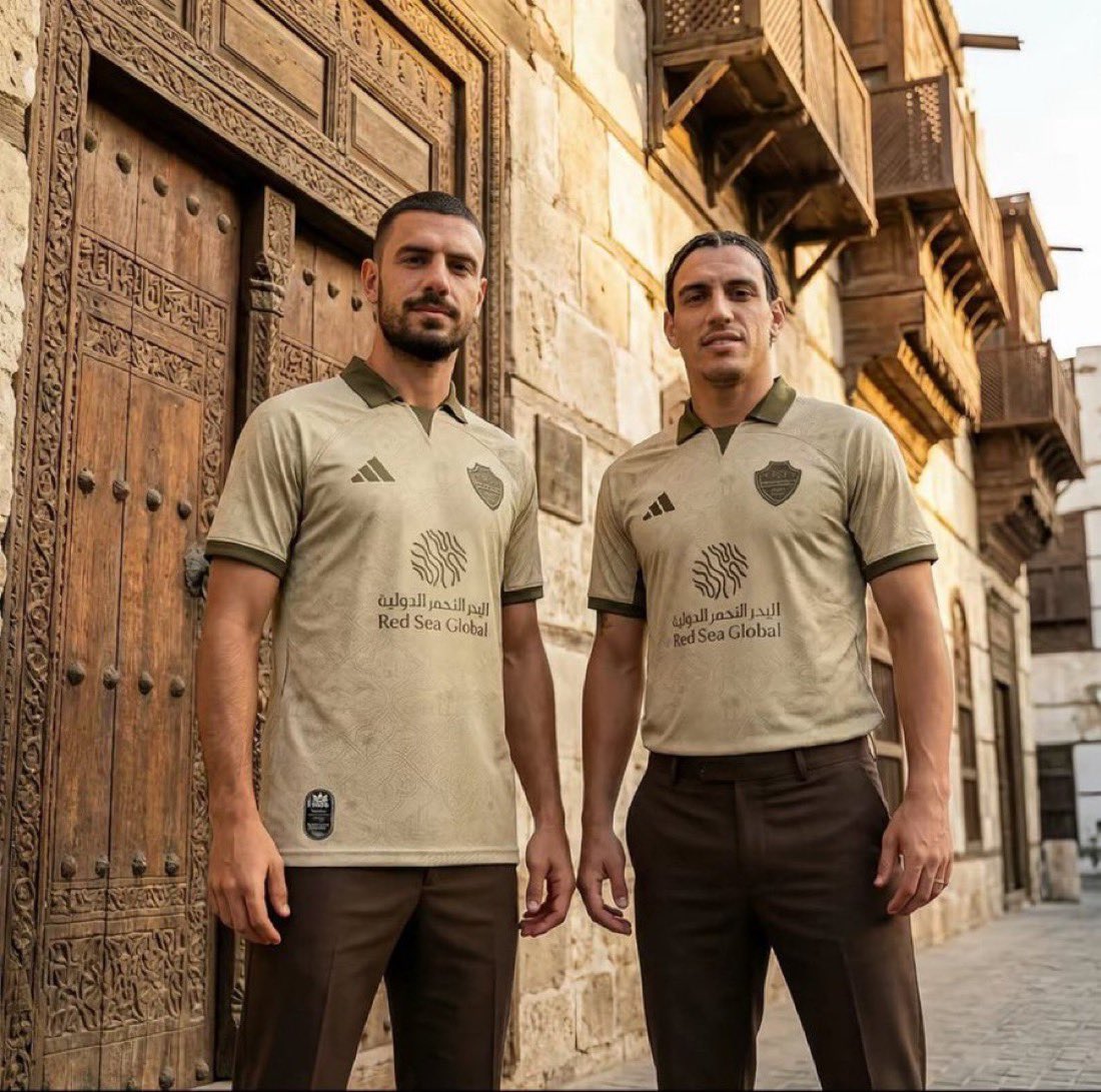 ياساتر والصورة!
صورة اعظم مدافعين بالتاريخ 
💚💚💚💚💚💚💚💚💚💚

😳😳😳😳😳😳😳😳😳