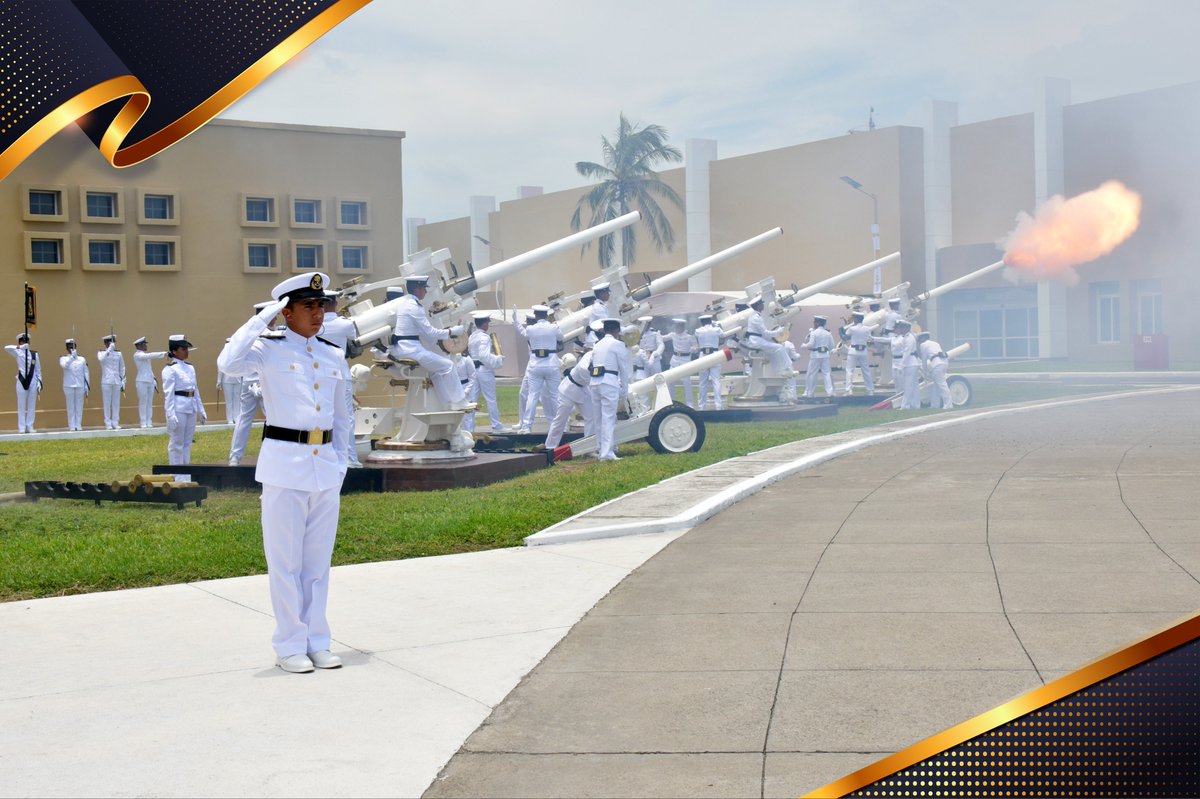 SEMAR_mx's tweet image. ¿#SabíasQue saludar con 21 cañonazos es el máximo honor militar?

Más que una tradición, es una expresión de respeto, disciplina y lealtad institucional hacia quien, por mandato de la Constitución Política de los Estados Unidos Mexicanos, ejerce el Mando Supremo.

En la #Armada