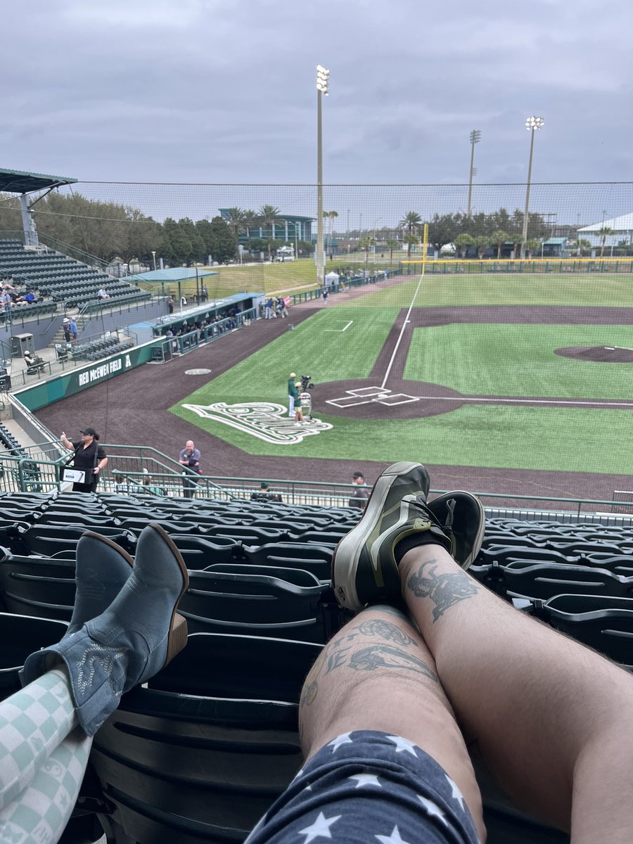 michael_roza's tweet photo. @DALLASBRADEN209 A little overcast but we’re celebrating some Men’s Hockey Gold Medals at the office. @USFBaseball #HornsUp 🤘🏻 https://t.co/pzAkc2rtvS