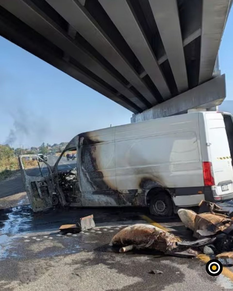 OroNoticiasPue's tweet photo. #IMPORTANTE 🚨 Nemesio Oseguera Cervantes, alias "El Mencho", fundador y líder del Cartel Jalisco Nueva Generación (CJNG), fue abatido por fuerzas federales este domingo 22 de febrero, reporta el diario Milenio.

La información se da en el marco de un operativo en el municipio de Tapalpa, Jalisco, que ha desatado una ola de bloqueos carreteros y quema de camiones, autobuses y vehículos en aquella entidad, Michoacán, Guanajuato, Nayarit, Tamaulipas, y la entrada a Colima.

Los primeros bloqueos se extendieron a la zona metropolitana de Guadalajara, principalmente en la salida a Chapala y la salida a Puerto Vallarta. En Ciudad Guzmán, también estaba bloqueada la autopista a Colima

A las 9 de la mañana se reportaba también quema de camiones en carreteras de los municipios michoacanos de Buenavista, Apatzingán, Aguililla, Salvador Escalante, Ecuandureo y Panindícuaro, así como Santiago, Tangamandapio, Zamora, Jiquilpan, La Piedad, Tangancícuaro.

En Guanajuato, se reporta quema de vehículos y comercios en Silao, Irapuato, Moroleón y Purísima del Rincón.

En redes, el Gabinete de Seguridad federal confirma que se realizan “operativos coordinados en el estado de Jalisco”.

“Las acciones se realizan para proteger a la ciudadanía y atender de manera puntual los #bloqueos registrados”, informa.