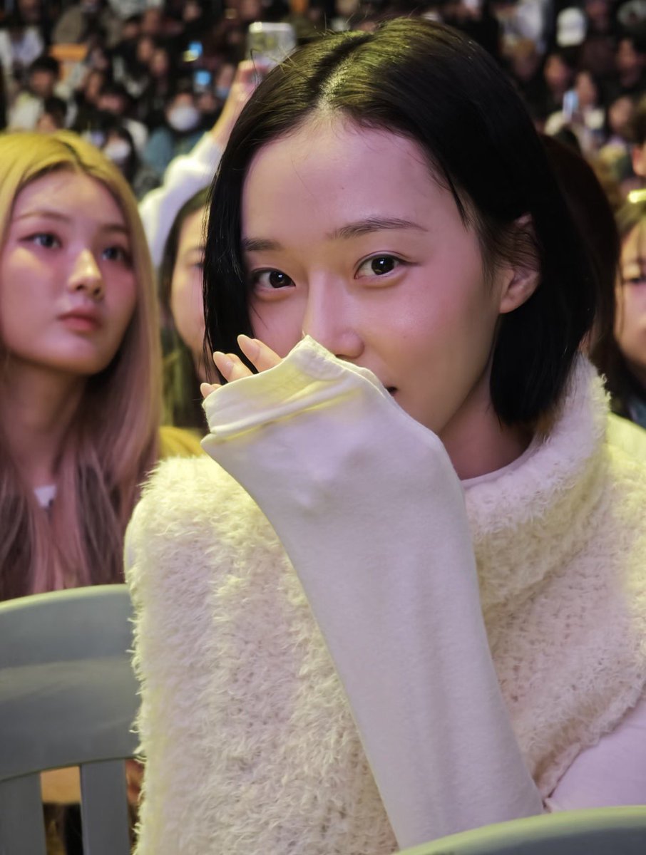 Avatar unnie replied to a fan asking if she was the one in front of ...