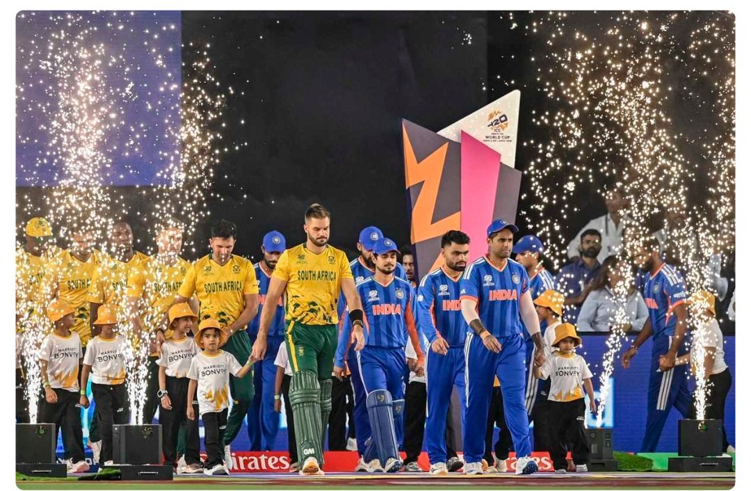 दक्षिण अफ्रीका की क्रिकेट टीम में आरक्षण लागू है,
हर हाल में टीम में चार अश्वेत खिलाड़ी 
Playing 11 में खेलते ही हैं,
चाहे धरती इधर से उधर हो जाए,

और उसी आरक्षण से लैस दक्षिण अफ्रीका ने भारत की टीम को हरा दिया,
जिसमें 11 में से 8 खिलाड़ी जन्मजात मेरिट वाले हैं,

लेकिन उसके बाद