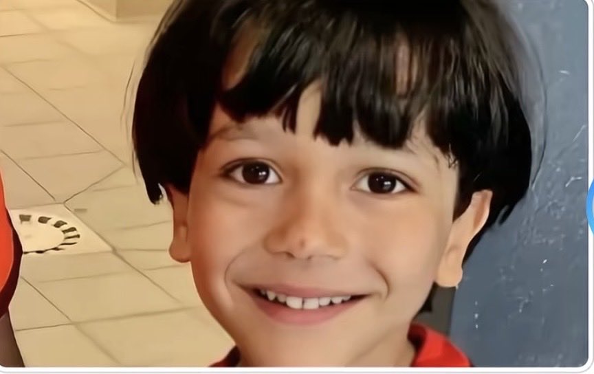 À 8 ans, Salah-Eddine a été fauché par un chauffard mineur, multirécidiviste. 
À Nîmes, le quartier de Pissevin lui a rendu hommage avant son rapatriement au Maroc 🇲🇦 .
Pensée immense pour sa famille.
RIP Salah-Eddine 🤲🏼