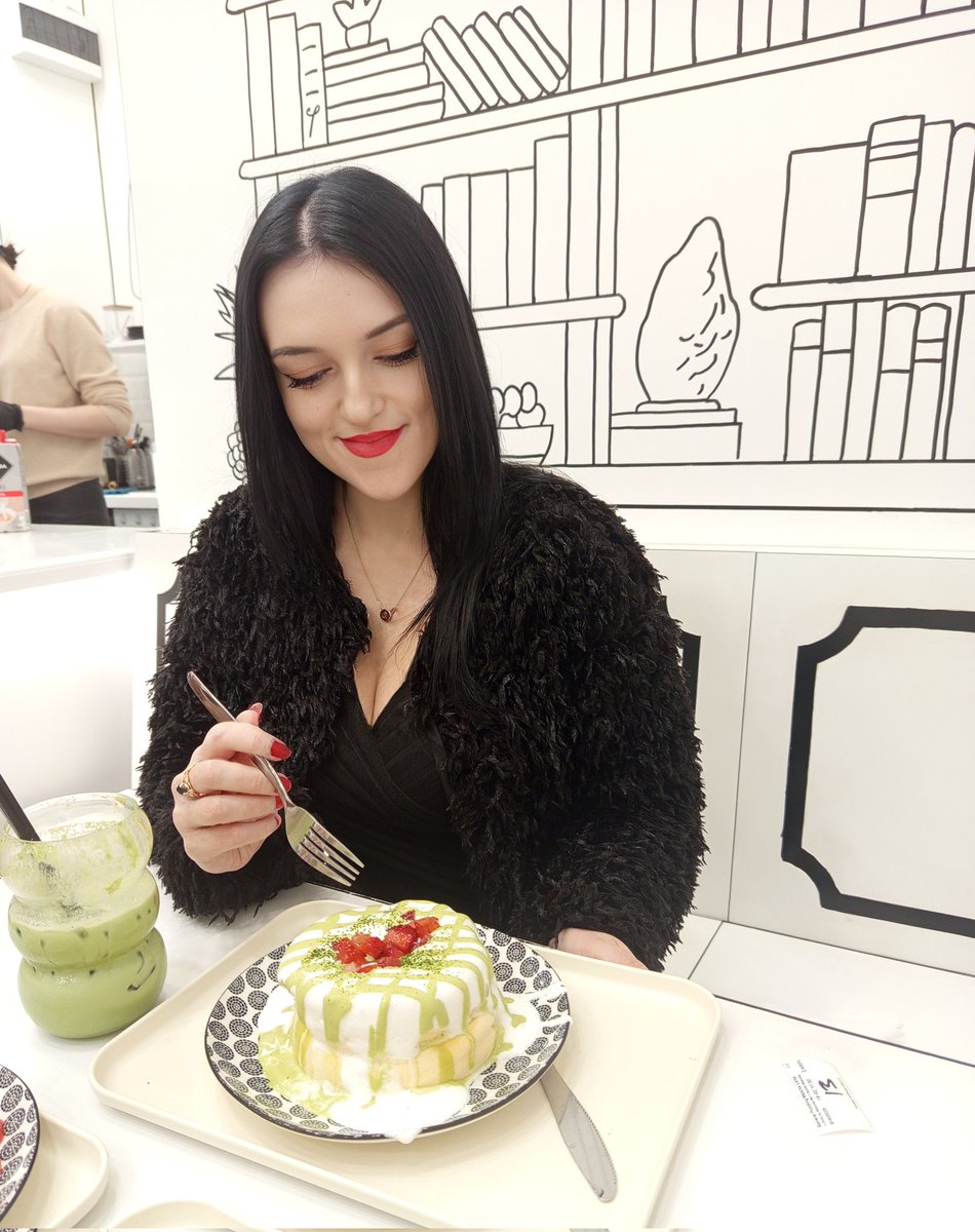 Rena_2026's tweet photo. 🥞✨ 今日、2Dパンケーキカフェに行ってきたよ！全部美味しくて、まるで東京のカフェにいるみたい🇯🇵☕ 友達と一緒に行くのにぴったりで、笑いもいっぱい💛　#パンケーキ
#コーヒー屋　#抹茶　#友達　#楽しかった　💞 https://t.co/THrNJl8rp7