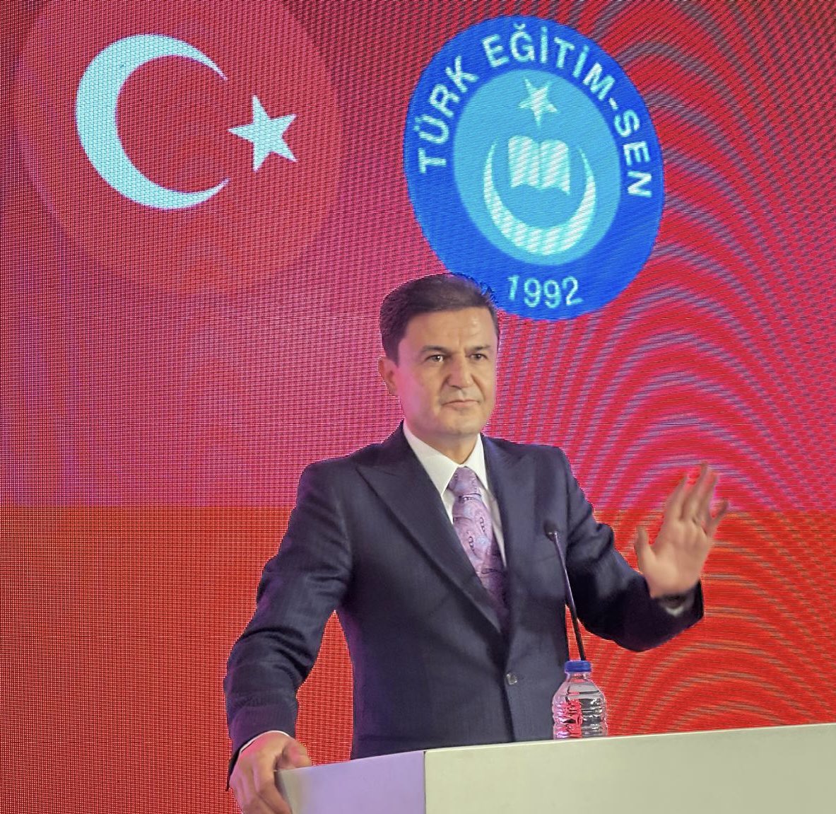 Biz teşkilatız,Biz Türk Eğitim-Sen’iz,Biz Türkiye’yiz..

Günübirlik heveslerle kurulan yapılar gibi değil; inançla, sadakatle ve mücadeleyle yol alan bir iradeyiz.

Teşkilat olmak;
zor zamanda dağılmamak,
baskı karşısında geri adım atmamak,
menfaat için değil, dava için yan yana