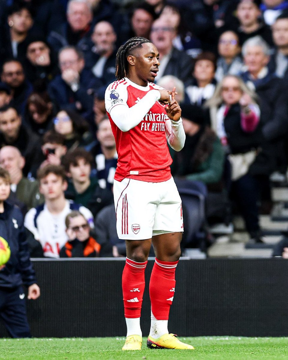 MatchdaygamesHQ's tweet photo. 𝐇𝐚𝐥𝐟 𝐓𝐢𝐦𝐞:

Totthenham 1 (Randal Kolo Muani 34) 1 Arsenal (Eberechi Eze 32')  

A half where Arsenal have dominated the spurs  Declan's error is  became their downfall...  

What are your thoughts on that first half? 🤔  

#TOTARS #PremierLeague https://t.co/jmJ5Sr9neD