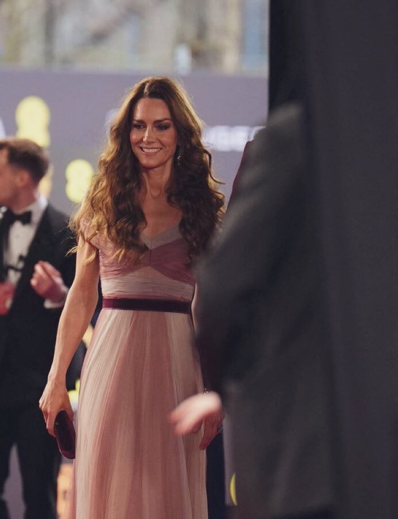 MiesBee's tweet image. Kate (en William but who cares) bij de  #baftas. Die jurk! De kleuren! En altijd weer dat fantastische haar