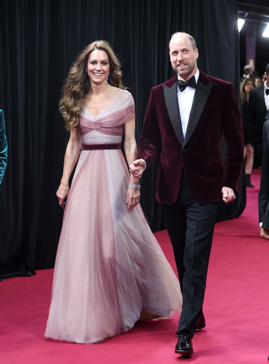 MiesBee's tweet image. Kate (en William but who cares) bij de  #baftas. Die jurk! De kleuren! En altijd weer dat fantastische haar