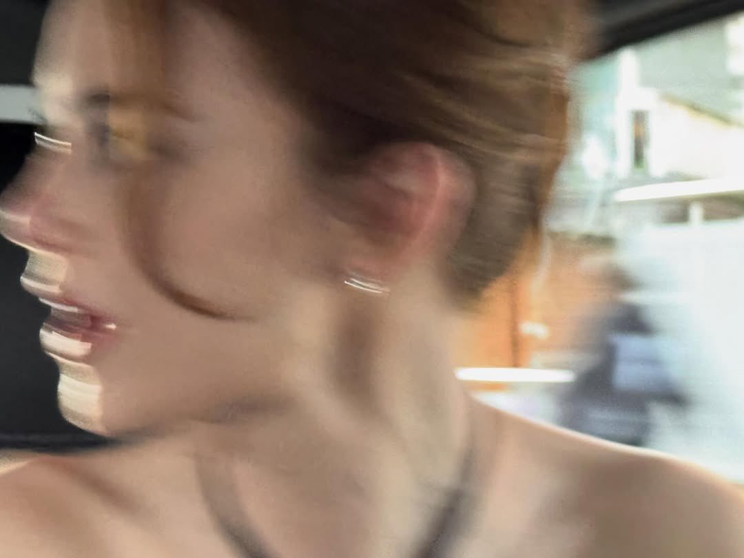 lalalandism's tweet photo. love this new tradition of yorgos lanthimos taking blurry pictures of emma stone on their way to award ceremonies https://t.co/qAviWpv3T6