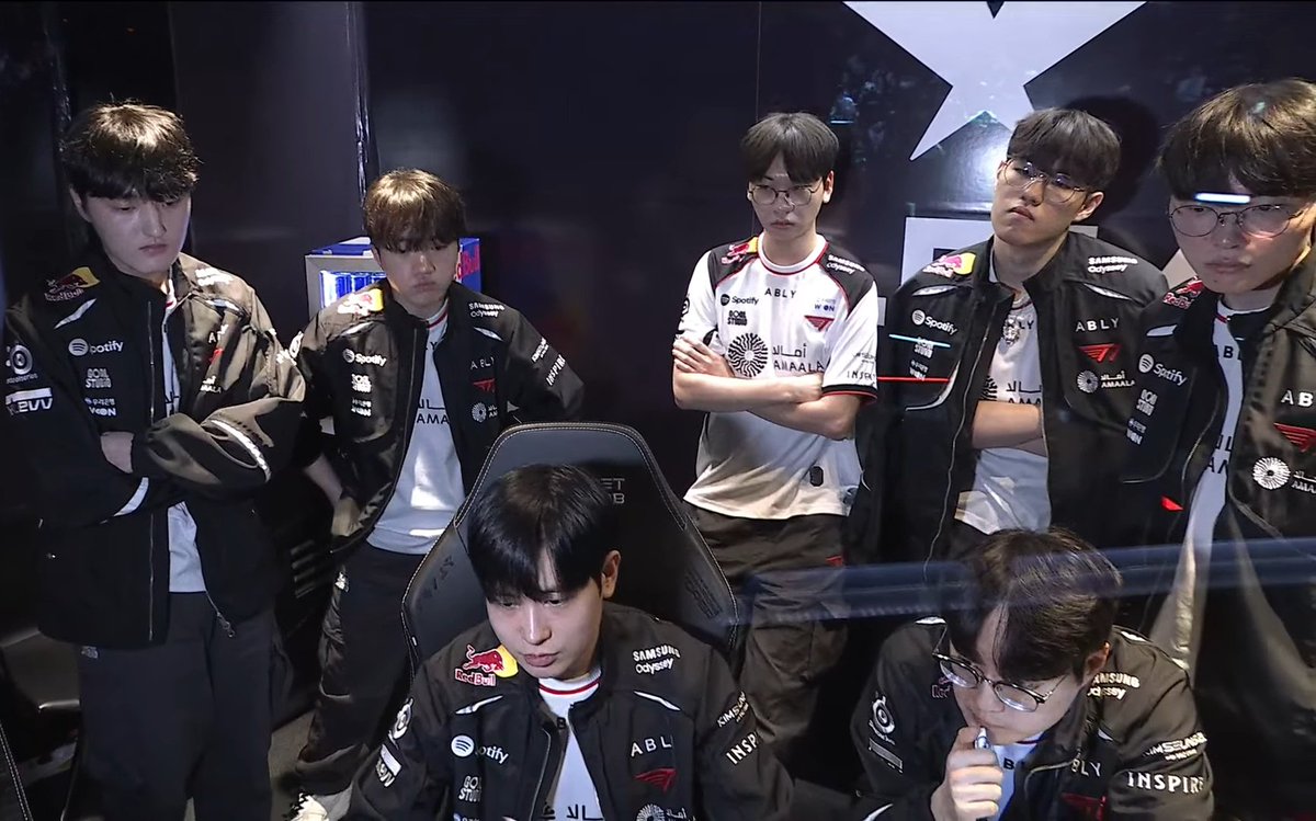 Ill forever be so obsessed with the way oner wears his jacket, literally straight aura