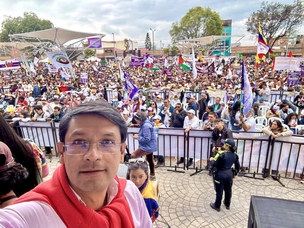 Soacha le habla claro a Uribe, plaza llena y un mensaje contundente: nunca más un falso positivo.

#SoachaConCepeda