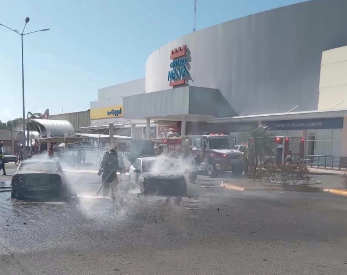 quintanaroonews's tweet image. #Entérate Domingo de #Terror en la Isla de #Cozumel: voraz incendio comsume gran parte de Bodega Aurrera. Clientes y empleados vivieron momentos de pánico y desesperación. 

Lo que inició como una jornada tranquila de compras se transformó en una pesadilla de fuego y humo. Un