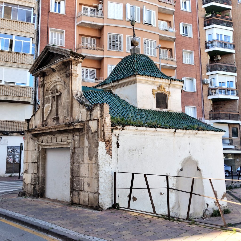 Anunciaron su restauración y era mentira:La ermita sigue en un estado deplorable.

Hicieron el gastazo de tirar el muro y rehacerlo para la foto del gabinete de prensa.

Si este templo pequeño y fácil de restaurar, a 100 metros de San Esteban no se restaura, imagina el resto.