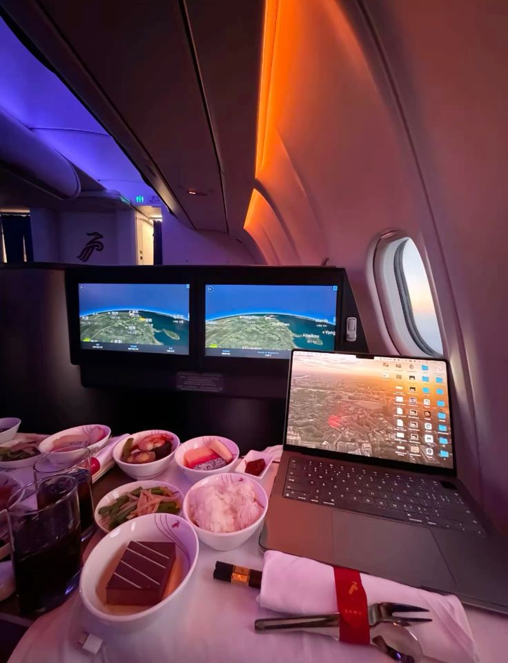 ⠀
⠀
Makan sambil kerja. 👍
⠀
⠀