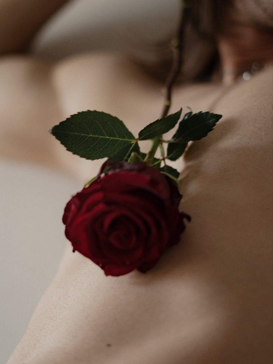 Eondurassi's tweet photo. Kiss me where the Rose touches My skin!🫦💋🌹 

Chapter I.

#male #model #pose #rose #underwearmen #rawtrack #art https://t.co/LzCLVIGBTo