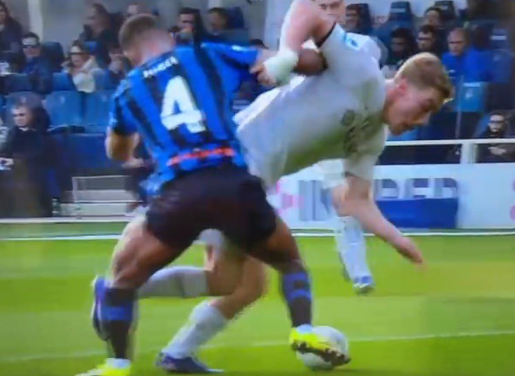 Calvarese_'s tweet image. #AtalantaNapoli | Il VAR sbaglia due volte: prima a intervenire per revocare il rigore per gli ospiti, poi - al contrario - quando non richiama Chiffi per convalidare il gol dello 0-2, dimostrando zero uniformità