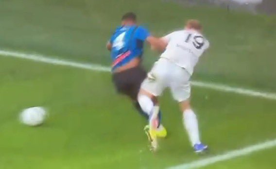 Calvarese_'s tweet image. #AtalantaNapoli | Il VAR sbaglia due volte: prima a intervenire per revocare il rigore per gli ospiti, poi - al contrario - quando non richiama Chiffi per convalidare il gol dello 0-2, dimostrando zero uniformità