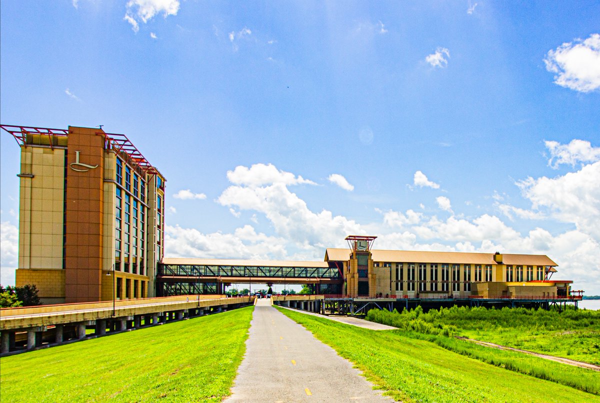 LAubergeBR's tweet image. 😍 Coffee and a Mississippi River view 

Rooms are up to 20% off right now, which feels like your sign to finally plan that little river getaway.

Go take a look and grab your dates: bit.ly/4ro9cP7 🛌✨

#SpringGetaway #RiverLife #MississippiRiver #TravelDeals