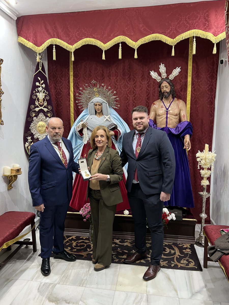 𝐌𝐄𝐃𝐀𝐋𝐋𝐀 𝐀𝐘𝐔𝐍𝐓𝐀𝐌𝐈𝐄𝐍𝐓𝐎 𝐃𝐄 𝐌𝐀𝐋𝐀𝐆𝐀 | Ayer, durante la presentación del cartel anunciador y pregón de nuestra salida procesional, Dña María Begoña Medina, concejal del Excmo Ayto de Málaga, quiso tener un bonito y significativo gesto con nuestra Corporación.