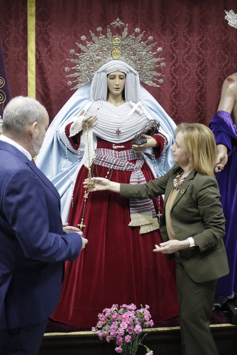 Con motivo del XX Aniversario de la llegada de Mª Stma. de la Encarnación, hizo entrega de su Medalla Corporativa del Excelentísimo Ayuntamiento a nuestra Amantísima Titular, en una muestra de cariño, compromiso y cercanía hacia nuestra corporación y hacia el barrio que la acoge.