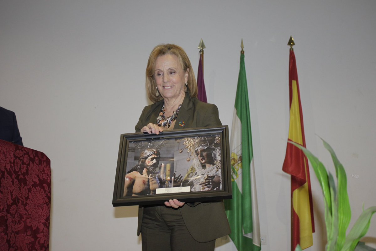 Un momento cargado de emoción y simbolismo que quedará para siempre en nuestra historia, y que supone un honor y una profunda gratitud hacia quien ha querido compartir con nosotros una efeméride tan señalada.

Que Mª Stma. de la Encarnación le premie con su maternal intercesión.