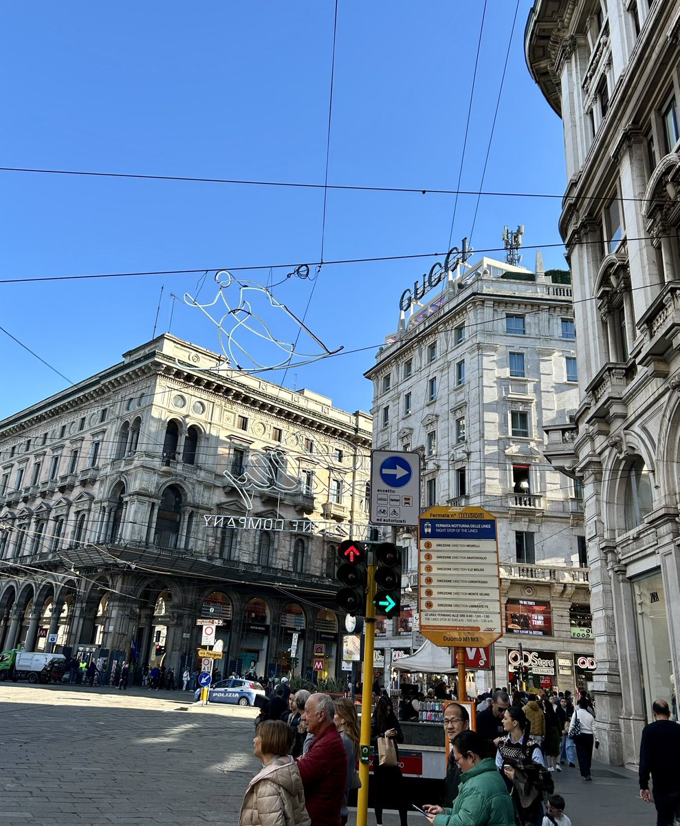 Non ci si stanca mai di un cielo azzurro

Strade del cuore ❤️

#Milano